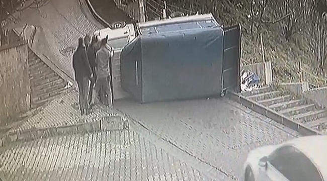 Kağıthane'de kamyonetin devrilme anı kamerada