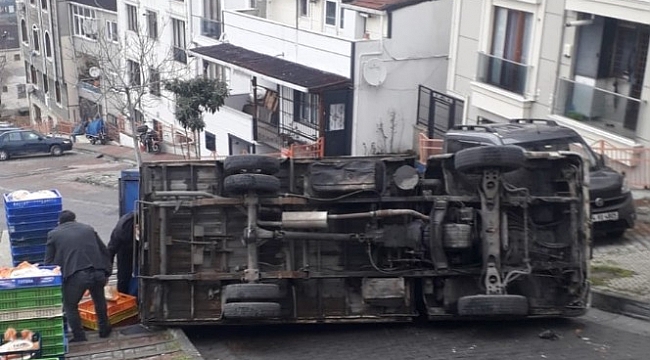 Kağıthane'de kayan kamyonet devrildi