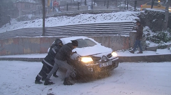 Kağıthane'de yoğun kar yağışı nedeniyle araçlar ilerlemekte güçlük çekti