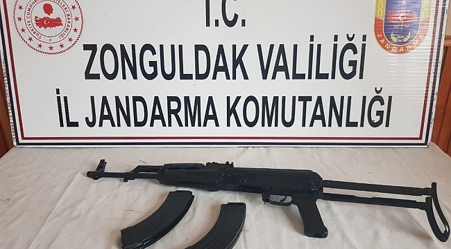 Kalaşnikof tüfeği satmak isterken jandarmaya yakalandılar