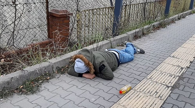 Kaldırımda yatan adam ekipleri harekete geçirdi
