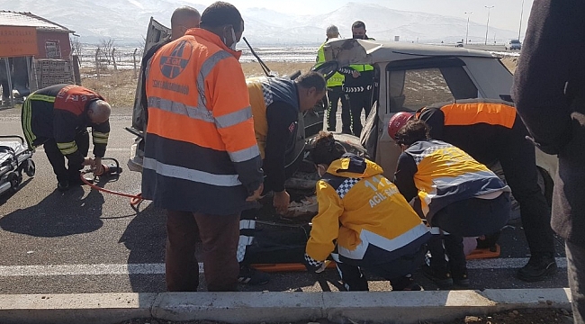 Kamyon ve otomobilin çarpıştığı kazada 3 kişi yaralandı