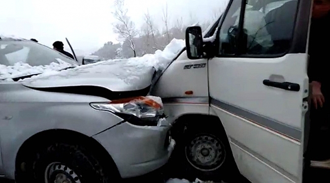 Kamyonet ve işçi servisi kafa kafaya çarpıştı: 2 yaralı