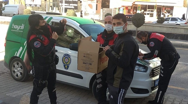Kanadı kırık Serçe'ye polis şefkati