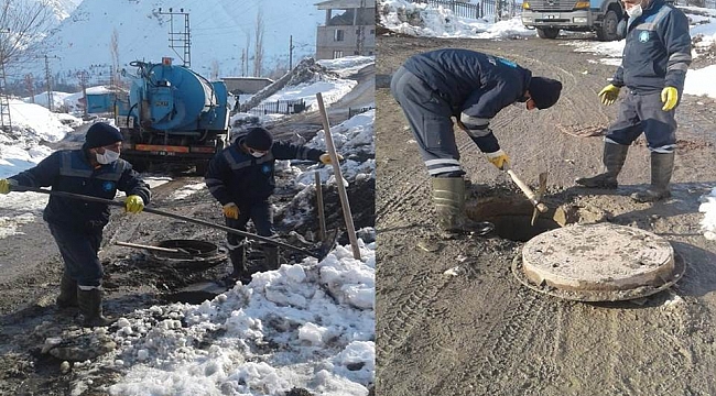 Kanalizasyon ekibinin dondurucu soğukla mücadelesi