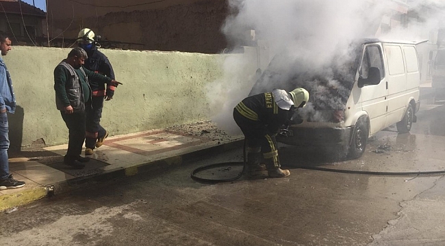Kapalı kasa panelvan alevlere teslim oldu
