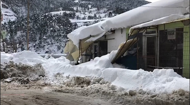 Kar ilçede çatıları çökertti