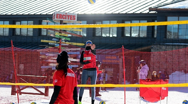 Kar Voleybolu Milli Takımı turnuvaya Erciyes'te hazırlanıyor