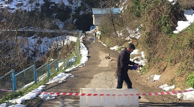 Kar yağışı ve fırtınadan zarar gören yol çöktü