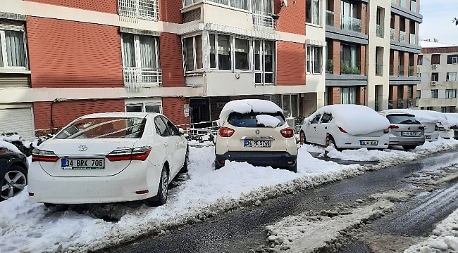Kar yağışıyla birlikte sokaklar beyaza büründü, araçlar karla kaplandı