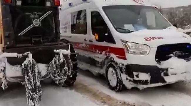 Kar yolları kapadı, mahsur kalan hasta böyle kurtarıldı