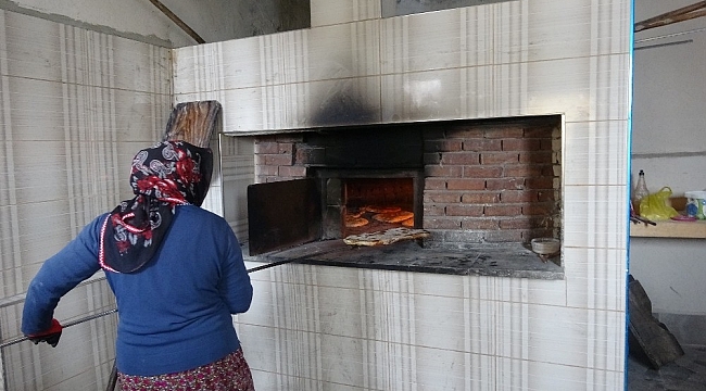 Kara fırında köylü kadınlar hünerlerini sergiliyor