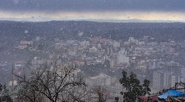 Karaisalı'ya kar yağdı