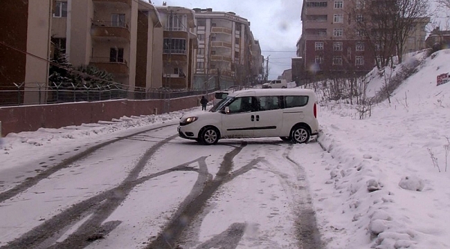 Karda araçları kayan sürücülerin zor anları