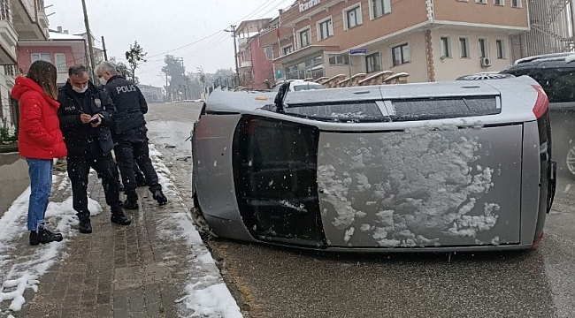 Karda kayan otomobil ağaca çarptı