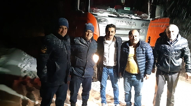 Karda mahsur kalan sürücülerin imdadına köy muhtar yetişti