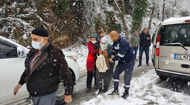 Karda mahsur kalan yaşlı çift, belediye ekiplerince kurtarıldı