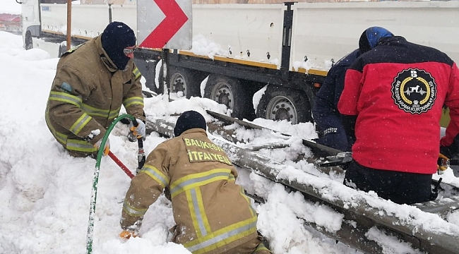 Kardan kapanan yol ulaşıma açıldı