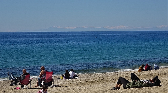 Karla kaplı Toros Dağları manzarası eşliğinde deniz keyfi