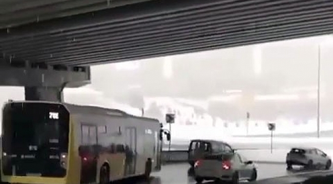 Karlı yolda kayan halk otobüsü korku dolu anlar yaşattı