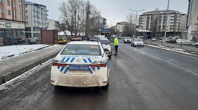 Kars'ta polisten ışıklı ve sesli uyarı denetlemesi
