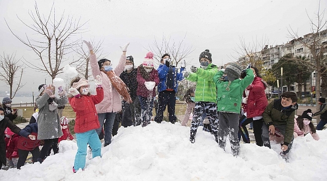 Karşıyakalı çocuklara deniz kenarında kar sürprizi