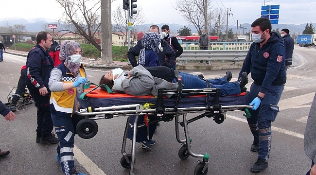 Kavşakta iki otomobil birbirine girdi: 1 yaralı