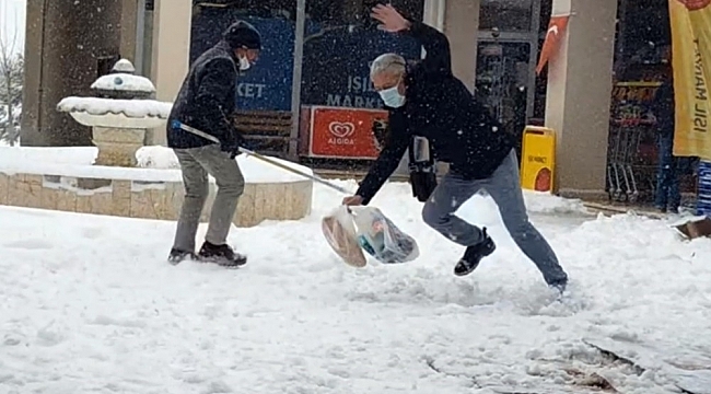 Kaygan zemine adım atan onlarca kişi düştü