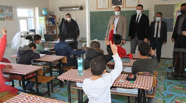 Kaymakam Türkmen, Çöltepe'de öğrencilerin heyecanına ortak oldu