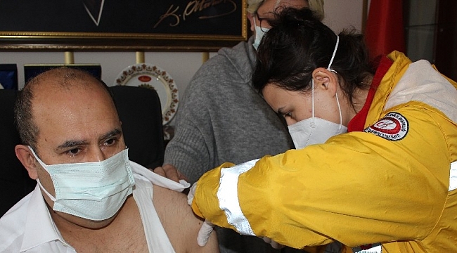 Kaymakam Ünal korona virüs aşısının ilk dozunu yaptırdı