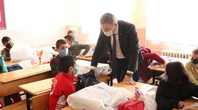 Kaymakam Yelek'ten öğrencilere giyim malzemesi desteği