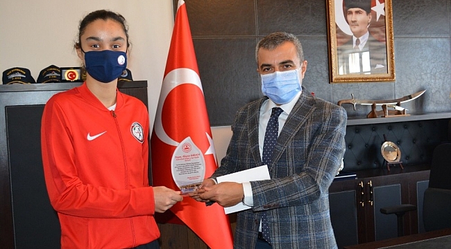 Kaymakamı Atasoy, Şampiyon Karaca'yı kutladı