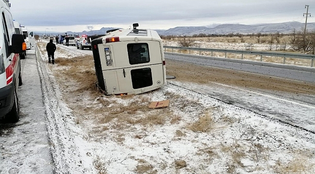 Kayseri'de işçi servisi kaygan yolda devrildi: 10 yaralı