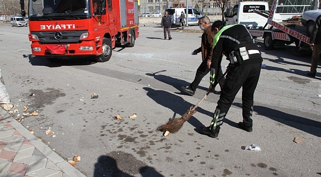 Kaza sonrası yere saçılan ekmeklere basılmaması için duyarlı polis memuru süpürdü