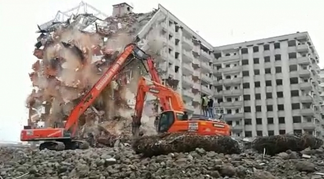 Kentsel dönüşüm kapsamında kontrollü yıkılan binanın yıkılma anı kameralara yansıdı