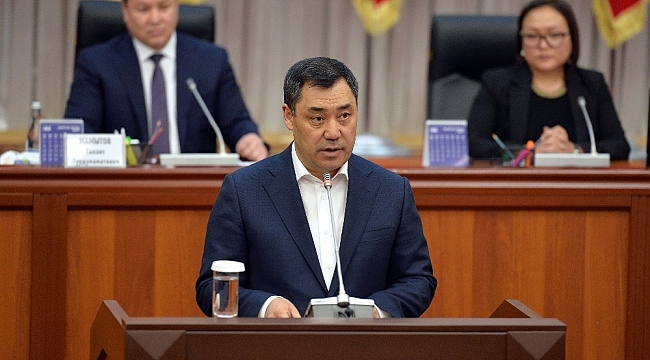 Kırgızistan Cumhurbaşkanı Caparov'dan portremi asmayın talebi