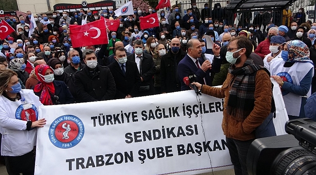 Kırmızı alarmın verildiği Trabzon'da sağlık çalışanları sosyal mesafeyi hiçe saydı