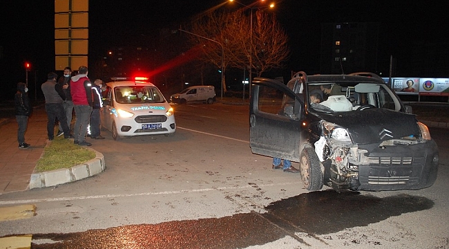 Kırmızı ışık ihlali kazaya neden oldu: 2 yaralı