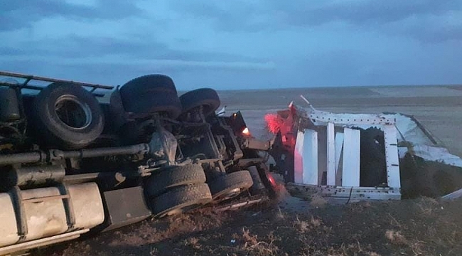 Kırşehir'de, yan yatan tırın sürücüsü hafif yaralandı