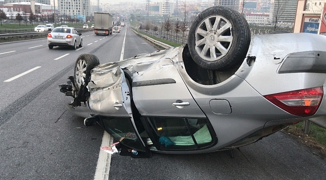 Kısıtlama günü boş yolda araç takla attı