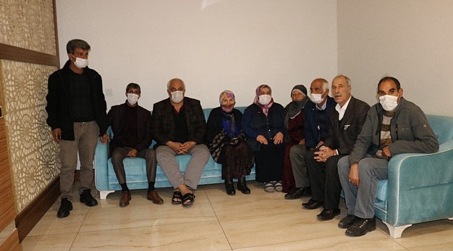 Kısıtlamaya rağmen aileler, evlat nöbetine kararlılıkla devam ediyor