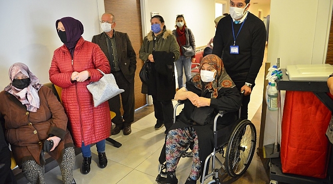 Kıymet teyzeyi aşı randevusuna belediye ekipleri yetiştirdi