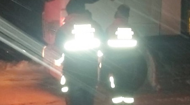 Kızıldağ Geçidi'nde mahsur kalan sürücülere yiyecek ve içecek yardımı