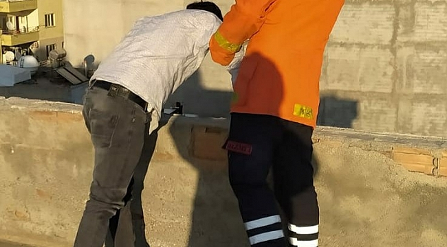 Kızıltepe'de 6 katlı binanın çatısına çıkan şahsı itfaiye amiri ikna etti