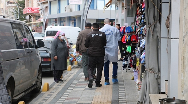 Kızını sokak ortasında bıçakladı