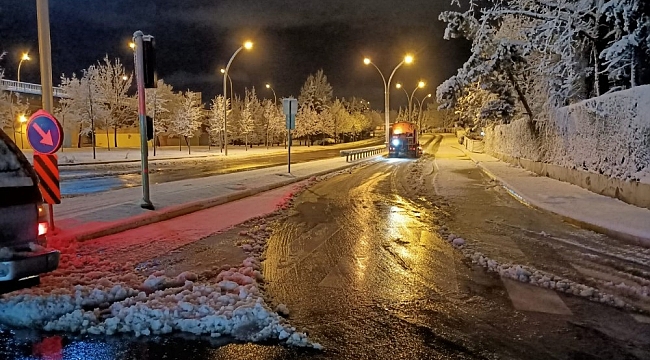 Kocaeli'de yol açma ve tuzlama çalışmaları sürüyor