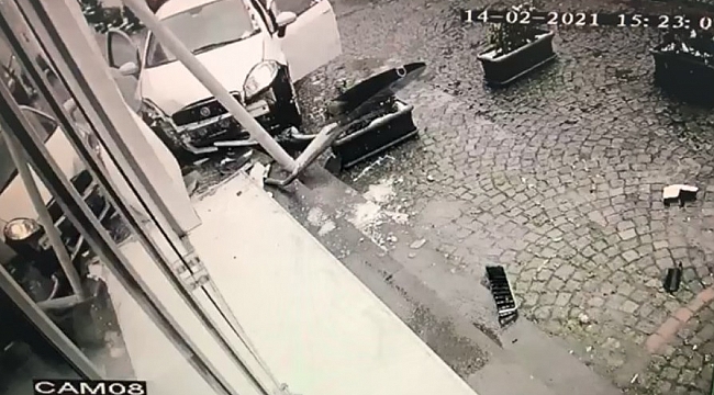 Kontrolden çıkan otomobil iş yerine böyle daldı