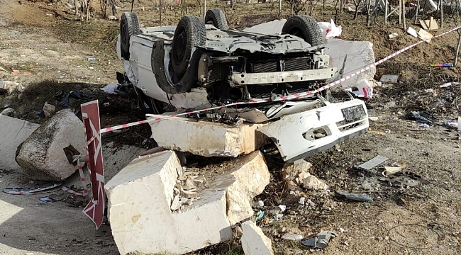 Kontrolden çıkan otomobil yol kenarındaki mermer bloğa çarptı