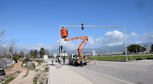 Kontrolsüz kavşağa sinyalizasyon sistemi