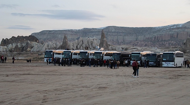 Koronavirüsü yok sayıp halay çekip, oyun oynadılar
